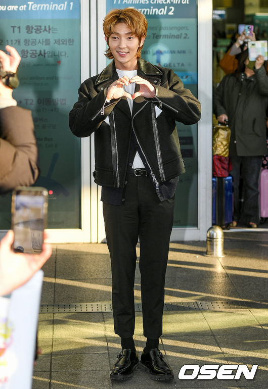 Actor Lee Joon-gi is leaving for Taiwan through Incheon International Airports first passenger terminal on the morning of the 26th.Lee Joon-gi is heading to the departure hall.