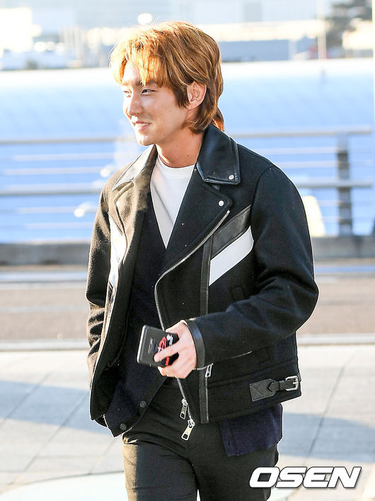 Actor Lee Joon-gi is leaving for Taiwan through Incheon International Airports first passenger terminal on the morning of the 26th.Lee Joon-gi is heading to the departure hall.