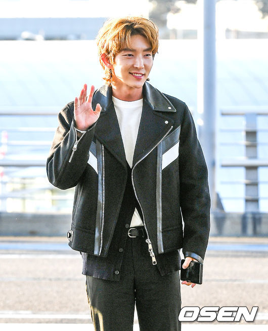 Actor Lee Joon-gi is leaving Incheon International Airports first passenger terminal on the morning of the 26th.Lee Joon-gi is heading to the departure hall.