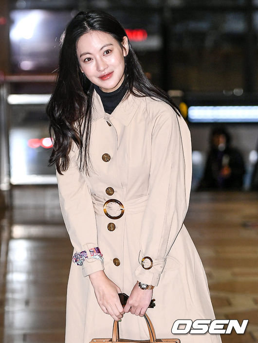 Actor Oh Yeon-seo is leaving for Japan through Gimpo International Airport on the afternoon of the 26th.Oh Yeon-seo is headed to the departure hall.