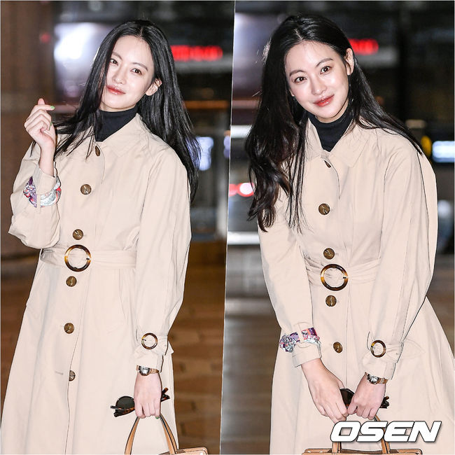 Actor Oh Yeon-seo is leaving for Japan through Gimpo International Airport on the afternoon of the 26th.Oh Yeon-seo is headed to the departure hall.