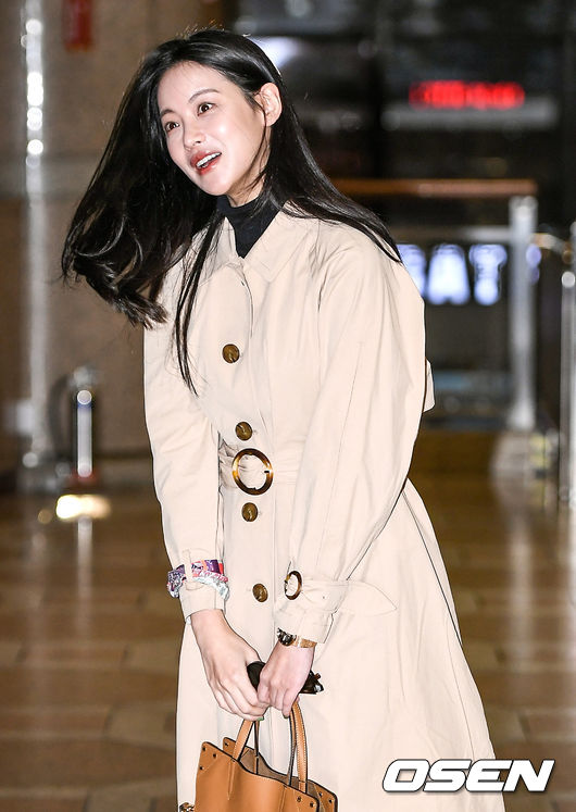 Actor Oh Yeon-seo is leaving for Japan through Gimpo International Airport on the afternoon of the 26th.Oh Yeon-seo is headed to the departure hall.