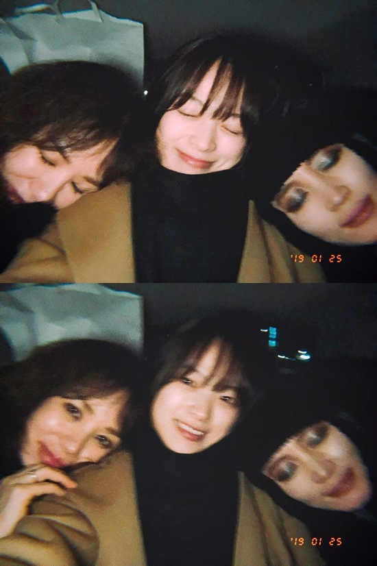 Actor Chun Woo-Hee flaunts his friendship with Uhm Jung-hwa and Kim Hye-sooChun Woo-Hee posted two photos on his instagram on the 25th with an article entitled Yesterday, full of sincerity and affection.The posted photos show Uhm Jung-hwa and Kim Hye-soo leaning on Chun Woo-Hees shoulder.The three of them smiled happily and created a warm atmosphere, especially when they boasted a distinctive feature in the shaken photos.Chun Woo-Hee is about to release the movie Small Girl with Na Moon Hee and Kim Soo An.Photo = Chun Woo-Hee Instagram