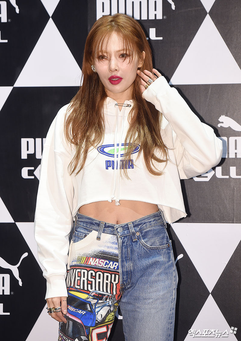 Singer Hyona, who attended a sports brand studio opening ceremony held at the Gusul Moa pool in Hannam-dong, Seoul on the afternoon of the 25th, poses.