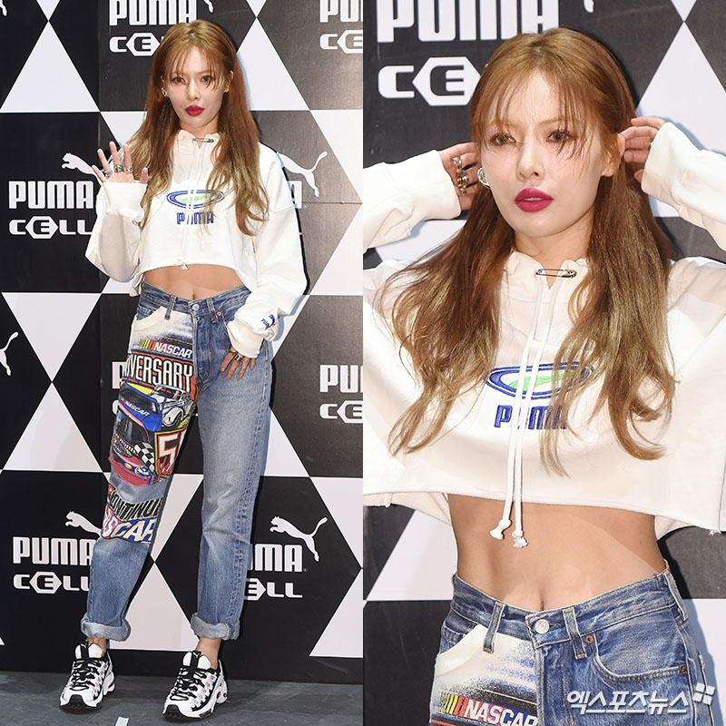 Singer Hyona poses at a sports brand studio opening ceremony held at the Gusul Moa pool in Hannam-dong, Seoul on the afternoon of the 25th.Perfect proportions.Abdominal muscles revealed in croppies.Ethans love for sex.Sharp 11-legged abs.Blonde doll visual.