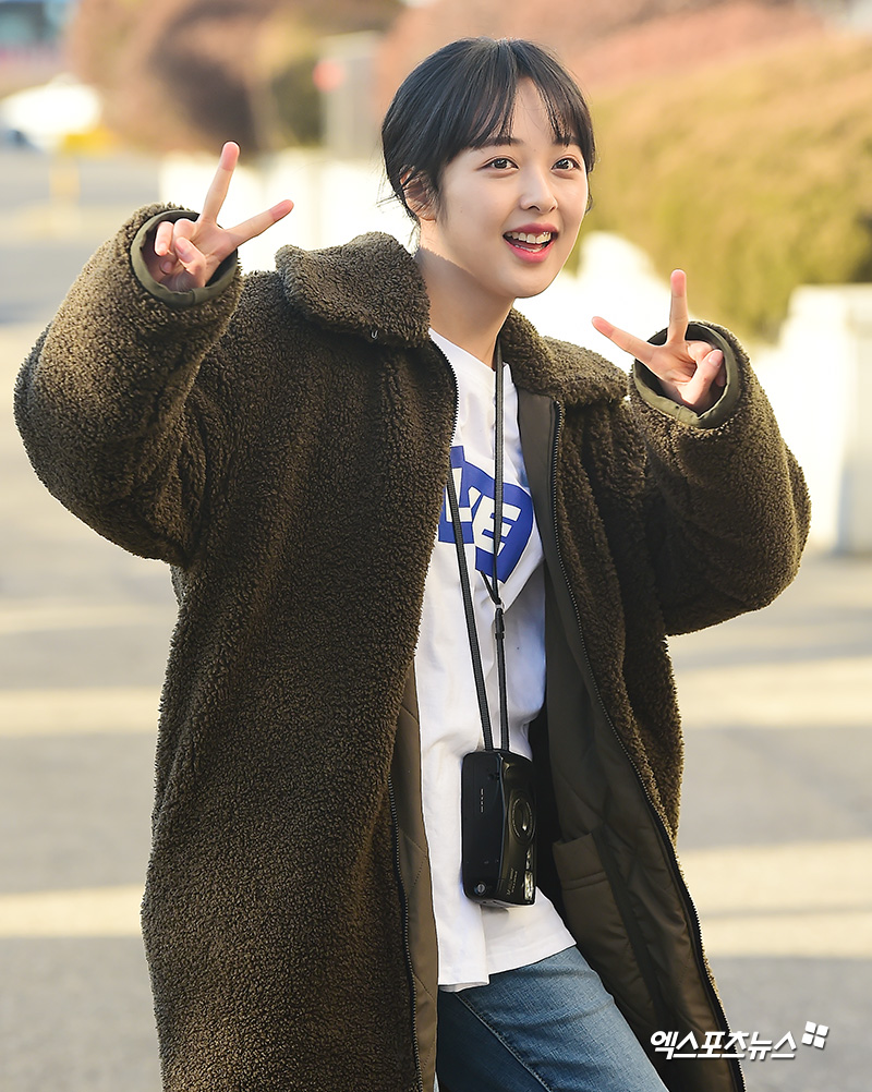 Kim Bo-ra, who attended the KBS2 Happy Together 4 recording at the KBS annex in Yeouido-dong, Seoul on the morning of the 26th, has a photo time on his way to work.