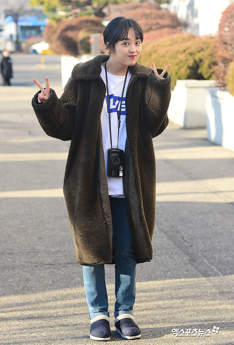 Kim Bo-ra, who attended the KBS2 Happy Together 4 recording at the KBS annex in Yeouido-dong, Seoul on the morning of the 26th, has a photo time on his way to work.