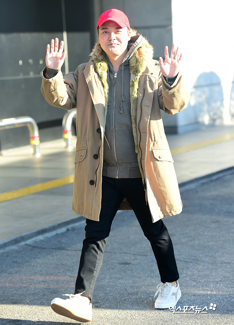 Jun Hyun-moo, who attended the KBS2 Happy Together 4 recording at the KBS annex in Yeouido-dong, Seoul on the morning of the 26th, has a photo time on his way to work.