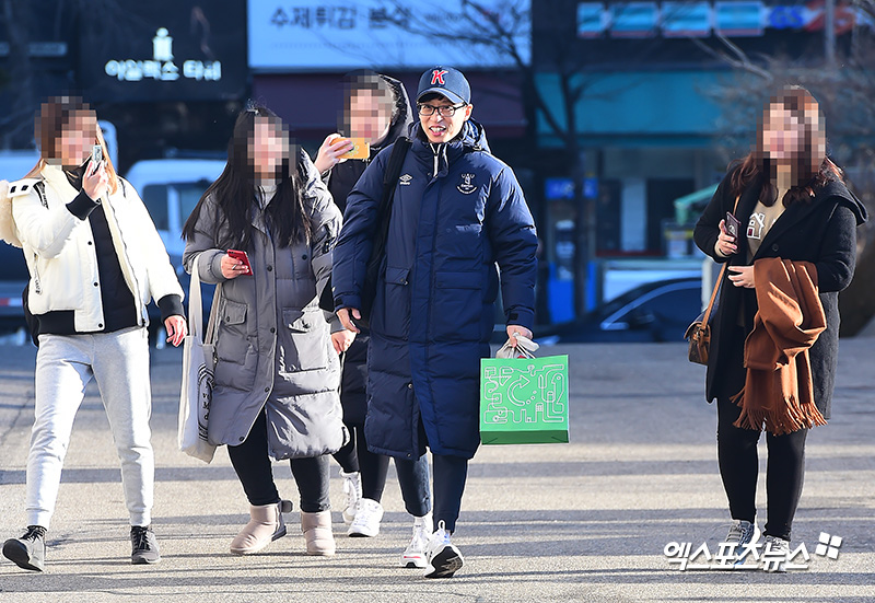 Yoo Jae-Suk, who attended the KBS2 Happy Together 4 recording at the KBS annex in Yeouido-dong, Seoul on the morning of the 26th, has a photo time on his way to work.