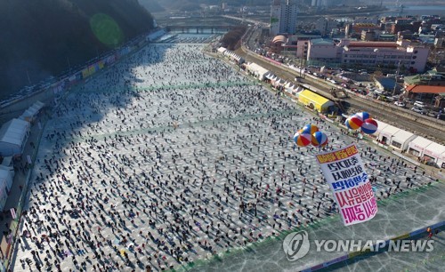 폐막 D-1 산천어축제…열기 활활 (화천=연합뉴스) 양지웅 기자 = '2019 화천산천어축제' 폐막을 하루 앞둔 26일 오전 강원 화천군 화천천의 축제장이 겨울 관광객으로 붐비고 있다. 2019.1.26 yangdoo@yna.co.kr