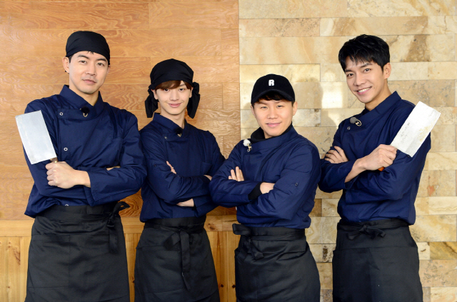 SBS All The Butlers Lee Seung-gi, Lee Sang-yoon, Yang Se-hyeong and Yook Sungjae turned into chefs.The production team of All The Butlers pre-released the still cuts of Sung Hyungjae members through the official SNS channel before the broadcast at 6:25 pm on the 27th (Sunday).Lee Sang-yoon, Lee Seung-gi, Yang Se-hyeong, and Yook Sungjae were wearing chef suits, not plain clothes.Members dressed in blue chef suits with hoods and aprons pose with the force of chef.When the members still cuts were released, the netizens responded to the broadcast by responding to Can you see the members cooking, The hood on the chef suit suits so well and I wonder who this master is?On the other hand, All The Butlers, which is broadcasted on the 27th (Sun), is curious about the appearance of the master called Lonely Wolves of Myeongdong and the strange masters that the members met will be invited on the spot.Living together life tutor - All The Butlers broadcast every Sunday at 6:25 pm.