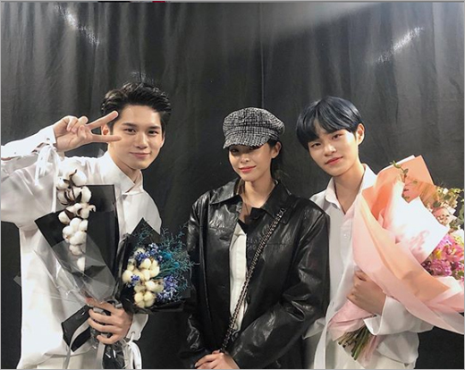 Singer Heize congratulated the group Wanna One Ong Sung-woo Lee Dae-hwi with a bouquet of flowers.Heize posted a picture and a photo on his instagram on the 27th, It was so cool ... it was really hard.In the open photo, Heize handed a bouquet of flowers to Wanna One members Ong Sung-woo (left) and Lee Dae-hwi and took a certified photo together.On the other hand, Wanna One, a member of Ong Sung Woo Lee Dae-hwi, will hold and dismantle the final concert of 2019 Wanna One Concert Therefore from 24th to 27th at Gocheok Sky Dome in Seoul.