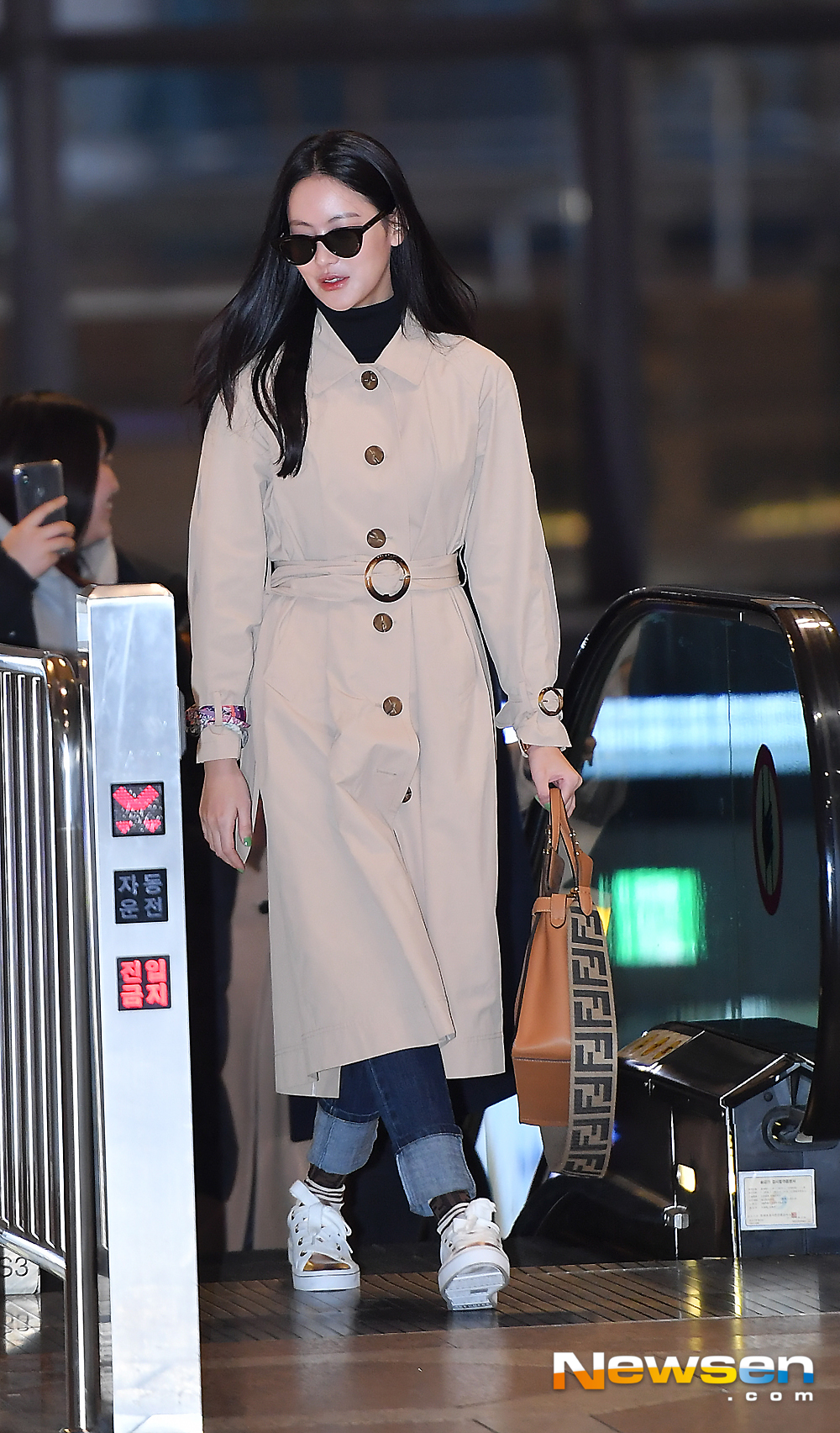 Actor Oh Yeon-seo showed off his airport fashion on the afternoon of January 26 and left for Japan through Gimpo International Airport in SeoulOh Yeon-seo is heading to the departure hall on the day.Oh Yeon-seo left for Japan for a photo shoot.expressiveness