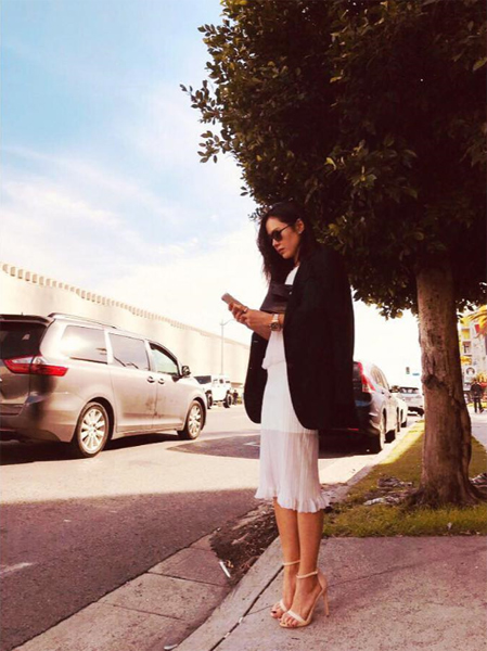 Son Ye-jin posted a picture of his SNS on the 27th, showing him taking pictures abroad. In the photo, Son Ye-jin is wearing sunglasses on his jacket and looking at his cell phone under the trees.He also posted a photo titled Sophias first birthday (Sophias first birthday).Son Ye-jin was previously surrounded by Hyun Bin and two times.Following the witness that Son Ye-jin, who recently visited United States of America, saw Hyun Bin eating, a photo of the scene of looking for a mart was circulated.The two sides denied that they were in United States of America, but with various acquaintances, and that it is not true that they are in a relationship.Soon after this situation, Son Ye-jin revealed his current status on SNS, and it is pointed out that there is no change in daily life beyond his wifes enthusiasm.Entertainment officials say it is not easy for entertainers, who are the parties, to continue their SNS activities and disclose their unshakable daily life in a situation where public attention is concentrated on the heated rumors.In fact, Son Ye-jin introduced himself as Aunt Ye-jin in the first birthday photo of Sophias posted on the day, reminding him once again that his agency had claimed that he had found United States of America to meet his acquaintances.