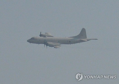 「日本哨戒機の脅威の飛行」写真公開...大祚栄艦右舷低高度飛行（ソウル=聯合ニュース）国防部が24日午後、日本の海上自衛隊所属のP-3哨戒機が韓国海軍の駆逐艦大祚栄艦近くに超低高度の脅威の飛行をした写真を公開した。日本の哨戒機が高度約60mで飛行しながら大祚栄艦右舷を通過している。 2019.1.24【国防総省提供] photo@yna.co.kr