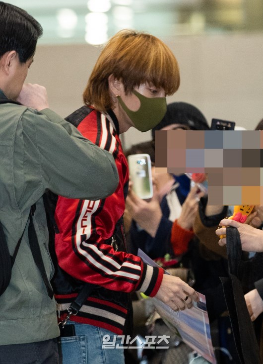 Lee Joon-gi poses as he enters the arrivals hall.