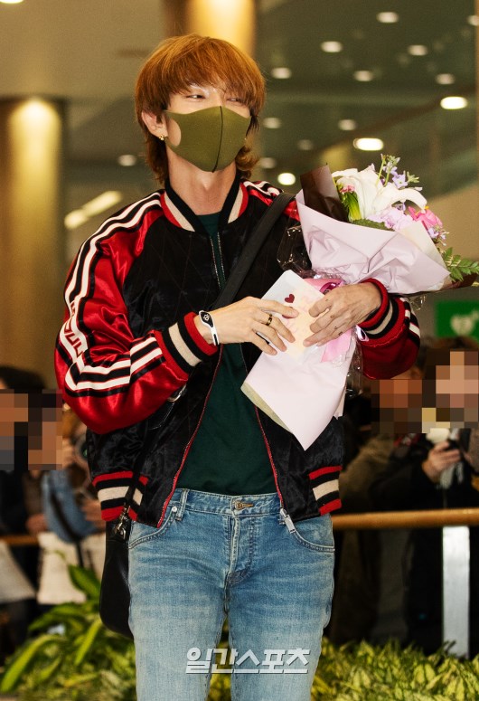 Lee Joon-gi poses as he enters the arrivals hall.