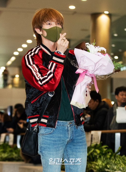 Lee Joon-gi poses as he enters the arrivals hall.