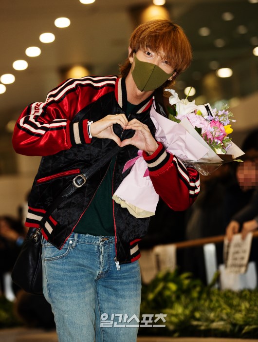Lee Joon-gi poses as he enters the arrivals hall.