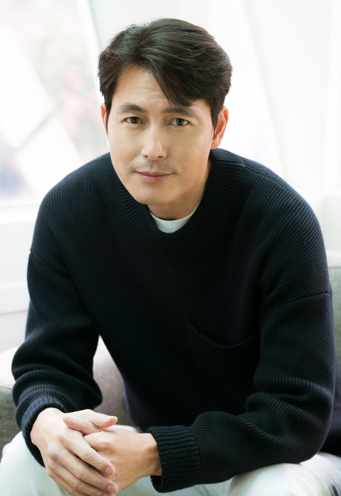 Jung Woo-sung ahead of the release of the movie Innocent WitnessActor Jung Woo-sung (47) is famous for being a good person. This is not the story of his role in the movie Good, Bad, and Weird (2008).As a celebrity, he is an actor who consciously strives to exert good influence on society, and has actively opposed the recent public opinion of refugee hatred.Why dont you ask him this question before you do. Are you a good person?On the 22nd, I met Jung Woo-sung, who is about to release the movie Innocent Witness at a cafe in Jongno-gu, Seoul.He was asked the same question by acting as a lawyer in the movie, and he replied, I am a person who tries to be a good person and is worried.What troubles do you have in your mind determine a persons thinking, he added, but Sunho and I share the same troubles.Im going to need a lawyerDraw a warm sympathy for an autistic girlCoincidentally, the movie Innocent Witness begins with a man who wants to give up being a good person himself.Jung Woo-sung, who once engaged in civil affairs and committed to social movements, has begun working as a lawyer for a large law firm, Leanne Yu.He now finds a way to live instead of justice. The office in the middle of Gwanghwamun reveals the shape of the reality that Sunho compromised.Outside the window, slogans of various rallies still pop up, but the restless interior to which he belongs is dominated by a new order of promotion and success.Soon-ho sometimes visits his old friend Su-in (Song Yoon-a), who is active in Minbyun, as if he feels thirsty, but eventually he only hears that you have changed.In the life of such a sunho, Ji-woo (Kim Hyang Gi) appears to ask, Are you a good person?In the important Murder case, where he was promoted to partner lawyer.Murder suspect Miran (Um Hye-ran), who was taken over by Sunho, was put on trial for Ji-woos statement, the only witness in the case and with autism spectrum disorder.Sunho approaches Ji-woo with an impure intention to win the trial by overturning his statement, but the conversation with Ji-woo, which his own world has announced, is a challenge.The approach becomes communicative and communicative, as they work on relationships without any doubt, and they are filled with the expectation that they will be good people instead of doubt and intention.As you get closer to Ji-woo, Sunho keeps looking back at himself.For Jung Woo-sung, who played a dark and strong character in <Steel Rain>, this film was a time to look back on everyday life.I was happy to be able to play the usual expression of sympathy and emotion in this film, and when I play a character with a strong genre color (like the previous work), I have a lot of design and calculation.I was acting with the usual feeling that I was as wary as possible of being intoxicated by my feelings and slowly approaching strangers, he said.It was also an opportunity to rethink the real life. I enjoyed not only communicating with Ji-woo but also acting with my father (Park Geun-hyung).There was also a part of the relationship that I was not able to achieve with my real father. Reunited with opponent Kim Hyang Gi after 17 yearsAt the shooting site, Im not a good old manI think Ill be a good colleague.This year, we are also preparing for our directorial debutLee Han, following <Wan Deuk Lee> <Elegant Lie>, also painted the characters growing up in the relationship with others with a warm gaze.The keyword relationship and growth was also outstanding at the filming scene; Jung Woo-sung and Kim Hyang Gi reunited in the film after 17 years.Kim Hyang Gi, who was only 29 months old when he shot a bakery advertisement together, became a growing actor and skillfully worked with Jung Woo-sung.When asked about the communication between the two actors, Jung Woo-sung said, It seems to be better communication to accept the opponent rather than expressing me.I accepted the scent that was not very quiet. It was good to sit next to me without saying anything. It is a down-to-earth approach that I thought I should be a good colleague rather than a good senior in the field for a long time and a little more.However, his interview remarks at another time on the day were rumored.The problem was that he praised the actor Yeom Jeong-ahs performance and commented, I proved that the flower does not fall. Critics criticized that the expression of comparing women as flowers is sexist.He eventually posted an apology via social networking services.In his sentence, I will think about what sexist expressions are like, and I will try to look back and reflect on myself, I feel his self-awareness as a person who strives to be a good person.What efforts are you making? There is definitely a perception of the social impact of movies and the ripple power as an actor.I want to have a sense of responsibility for the unintended power of my job. I wonder about his first production, which is preparing for his debut this year.The movie Innocent Witness will be released on the 13th of next month.