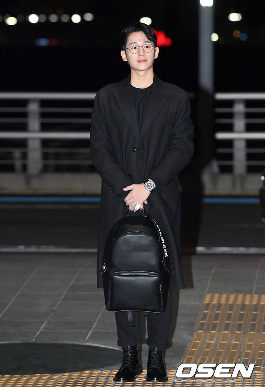 Actor Jung Hae In left for Hawaii through Incheon International Airport for a photo shoot.Actor Jung Hae In moves to the departure hall