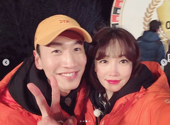 Actor Lee Yoo-ri and Song Ji-hyo are in a bloody confrontation and take a picture with a lovely pose.Lee Yoo-ri released a photo on the 27th of the day with an article entitled Lee Yoo-ri spring comes spring, running man. I would like to ask for your love and interest.In the photo, Lee Yoo-ri appeared as a guest on SBS entertainment program Running Man and was taking a friendly pose with the performers.Lee Yoo-ri took a lovely picture with several performers including Song Ji-hyo, Jung Yu-mi, Lee Kwang-soo, Yoo Jae-suk, and Seungri.Especially, Running Man broadcasted on this day, unlike the desire to win a game and the charm that does not buy the body, it is lovely and bright.On the other hand, Lee Yoo-ri is returning to the MBC drama Spring Comes Spring and captivating fans with comedy acting.Photos  Capture MBC Broadcasting Screen