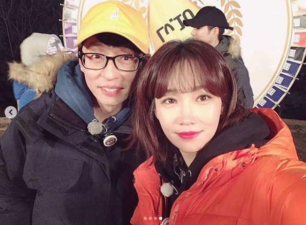 Actor Lee Yoo-ri and Song Ji-hyo are in a bloody confrontation and take a picture with a lovely pose.Lee Yoo-ri released a photo on the 27th of the day with an article entitled Lee Yoo-ri spring comes spring, running man. I would like to ask for your love and interest.In the photo, Lee Yoo-ri appeared as a guest on SBS entertainment program Running Man and was taking a friendly pose with the performers.Lee Yoo-ri took a lovely picture with several performers including Song Ji-hyo, Jung Yu-mi, Lee Kwang-soo, Yoo Jae-suk, and Seungri.Especially, Running Man broadcasted on this day, unlike the desire to win a game and the charm that does not buy the body, it is lovely and bright.On the other hand, Lee Yoo-ri is returning to the MBC drama Spring Comes Spring and captivating fans with comedy acting.Photos  Capture MBC Broadcasting Screen