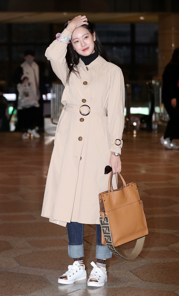 Actor Oh Yeon-seo focused on Sight with a comfortable yet sensual airport fashion.Oh Yeon-seo left for Tokyo, Japan, on the 26th, through Gimpo Airport, a photo shoot of fashion magazine Daysd March.On that day, Oh Yeon-seos airport fashion was like a practical and good copy: Oh Yeon-seo appeared at the airport in jeans and trench coats folded into a black turtleneck.On the other hand, Oh Yeon-seo is reviewing his next work after appearing on TVN Hwa Yugi which was broadcast last year.Photos/Skechers
