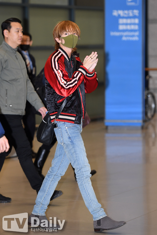 Actor Lee Joon-gi arrived at Incheon International Airport after finishing the fan meeting ASIA TOUR Delight IN TAIPEI held at Taipei International Conference Center in Taiwan on the afternoon of the 28thLee Joon-gi is leaving the arrival hall on the day.[Lee Joon-gi arrival