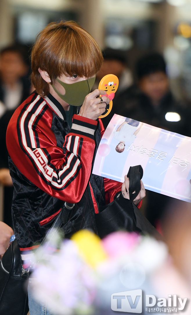 Actor Lee Joon-gi arrived at Incheon International Airport after finishing the fan meeting ASIA TOUR Delight IN TAIPEI held at Taipei International Conference Center in Taiwan on the afternoon of the 28thLee Joon-gi looks in the mirror on the day.[Lee Joon-gi arrival