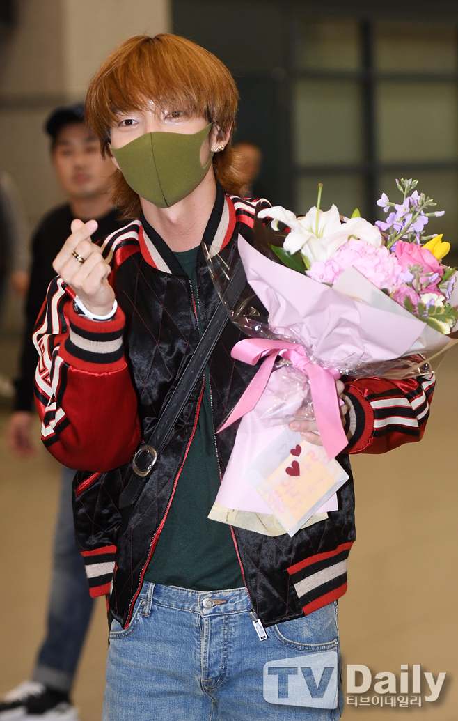 Actor Lee Joon-gi arrived at Incheon International Airport after finishing the fan meeting ASIA TOUR Delight IN TAIPEI held at Taipei International Conference Center in Taiwan on the afternoon of the 28thLee Joon-gi shakes hands with fans on the day[Lee Joon-gi arrival