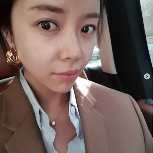 Actor Hwang Jung-eum released his selfie.Hwang Jung-eum posted a picture on his 28th day with his article Good Morning ~ ~ Ive been living for a long time ...Hwang Jung-eum in the photo is seen in the car. She has a fresh expression and a goddesss Beautiful looks.The netizens who watched this are responding such as It is more beautiful, Leeds today, Want to go to work? I want to see it in drama and It is still fresh.
