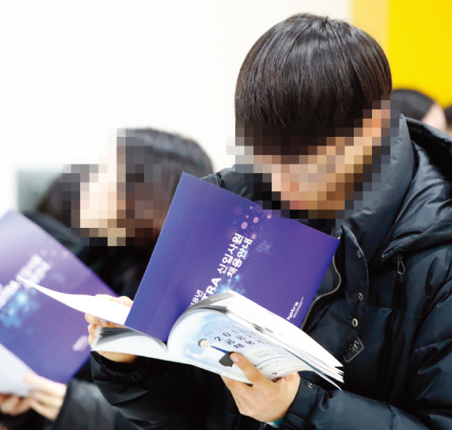 1월 9일 서울 서초구 양재동 aT센터에서 열린 ‘2019 공공기관 채용정보 박람회’에서 구직자들이 채용안내서를 살펴보고 있다. [동아일보]
