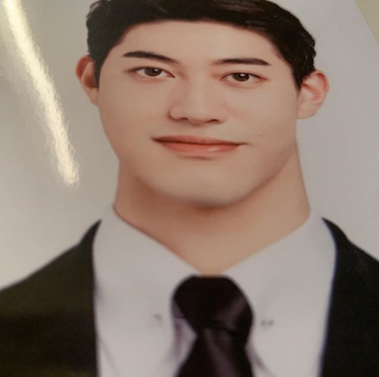 Actor Kwak Dong-yeon boasted an extraordinary neck.Kwak Dong-yeon posted a picture on his 27th day with the phrase The thick neck proves my strength in his instagram.In the photo, there is a proof photo of a neat attire. Kwak Dong-yeons warm appearance turned into a comb-shaped earthenware because of the camera angle looking up from below.Yoo Seung-ho, who is appearing together in SBS drama Revenge Returns, commented, Wow, this picture is really handsome.Photo = Kwak Dong-yeon Instagram