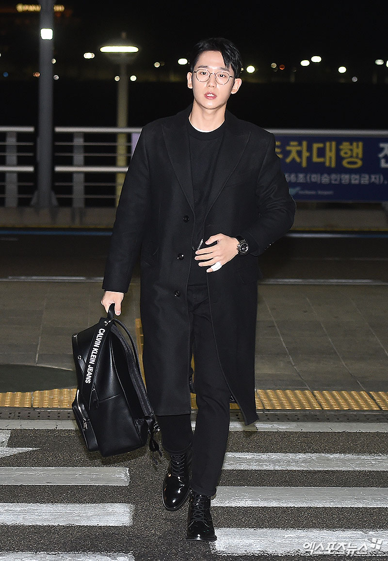 Actor Jung Hae In departed for Hawaii via Incheon International Airport on the afternoon of the 28th, and Jung Hae In is heading to the departure hall with the airport fashion.