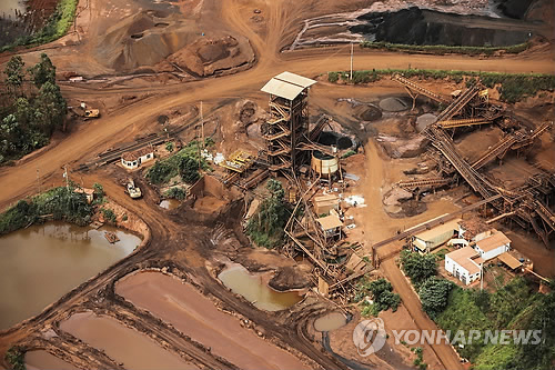 브라질 댐 붕괴사고로 진흙더미에 묻힌 마을 (상파울루 EPA=연합뉴스) 브라질 남동부 미나스 제라이스 주 브루마지뉴 지역에서 광산 댐이 무너지면서 26일(현지시간) 인근 마을이 진흙더미에 파묻혀 있다. 27일 미나스 제라이스 주 재해 당국에 따르면 지난 25일 일어난 이 사고로 지금까지 37명이 사망하고 192명이 구조됐다. 실종자는 280여 명으로 추정된다. leekm@yna.co.kr