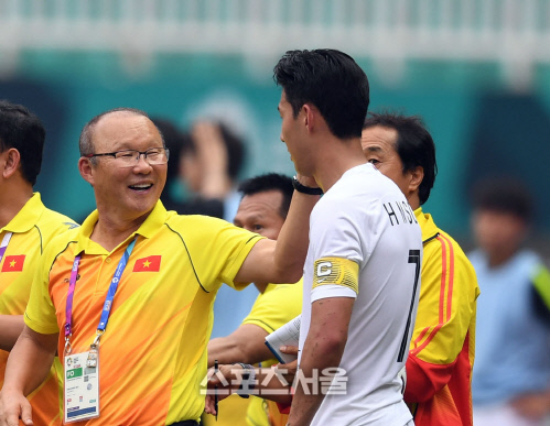 박항서 베트남 축구대표팀 감독이 지난해 8월29일 인도네시아 보고르에서 열린 아시안게임 남자축구 준결승 한국전 도중 손흥민의 볼을 쓰다듬어 주고 있다. 보고르 | 최승섭기자 thunder@sportsseoul.com