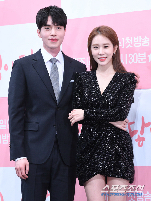 One day, the tree drama I Am In touch, the representative actor Oh Yoon-seo of Korea, who fell to a law firm like a drama, meets with a perfectionist lawyer, Kwon Jung-rok (Lee Dong-wook), and begins a camouflage employment romance.