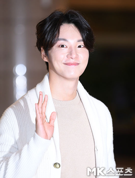 Actor Yoon Sik Yoon left for Japan on the morning of the 29th.Yoon Shi-yoon, who moves to the departure hall with a bright expression.