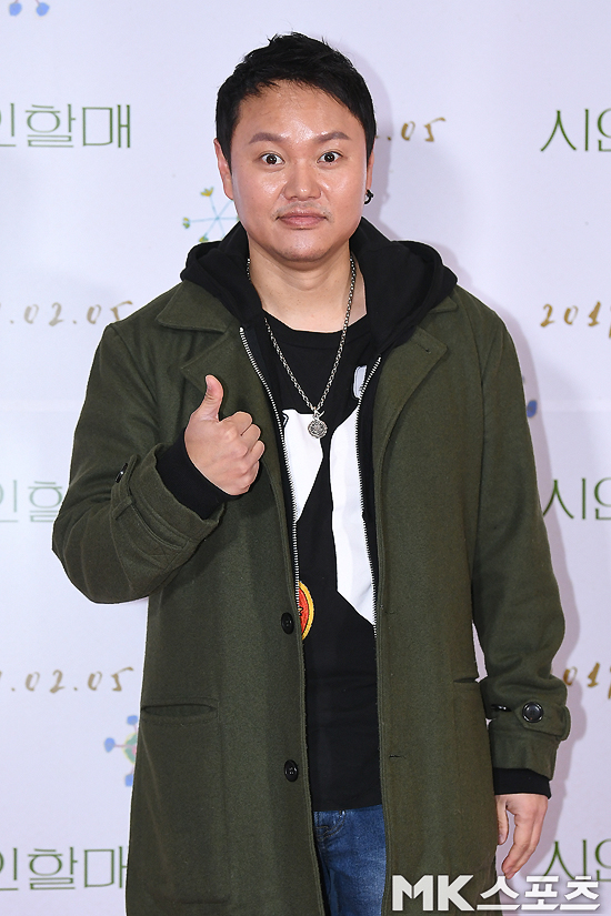 The VIP premiere of the documentary Poetry Half-Salma was held at the entrance of Lotte Cinema Counter in Seoul on the afternoon of the 29th.Actor Kim Min-kyo is attending the VIP premiere of Poetry Halves.