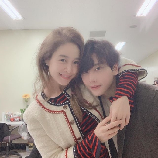 Singer and musical actor Ock Joo-hyun and Park Hyo-shins warm friendship shots were released.On the 29th, Ock Joo-hyun posted a picture on the 29th, saying, It was once Todd, Park Hyo Shin # Ock Joo-hyun, who was a guest of Okon once.In a place that looks like a waiting room, Ock Joo-hyun poses with his arms warmly around Park Hyo-shin.In another photoPark Hyo Shin and Ock Joo-hyun are watching the camera with their faces, and their friendship is famous among fans.