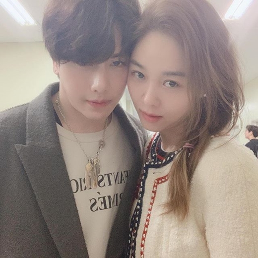 Singer and musical actor Ock Joo-hyun and Park Hyo-shins warm friendship shots were released.On the 29th, Ock Joo-hyun posted a picture on the 29th, saying, It was once Todd, Park Hyo Shin # Ock Joo-hyun, who was a guest of Okon once.In a place that looks like a waiting room, Ock Joo-hyun poses with his arms warmly around Park Hyo-shin.In another photoPark Hyo Shin and Ock Joo-hyun are watching the camera with their faces, and their friendship is famous among fans.