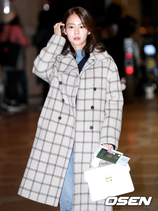 Actor Han Seung-yeon is leaving for Japan through Gimpo International Airport on the morning of the 29th.Han Seung-yeon is headed to the departure hall.