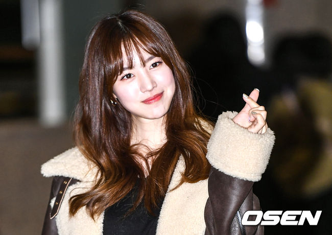 Actor Jin Se-yeon is leaving for Japan via Gimpo International Airport on the morning of the 29th.Jin Se-yeon is heading to the departure hall.
