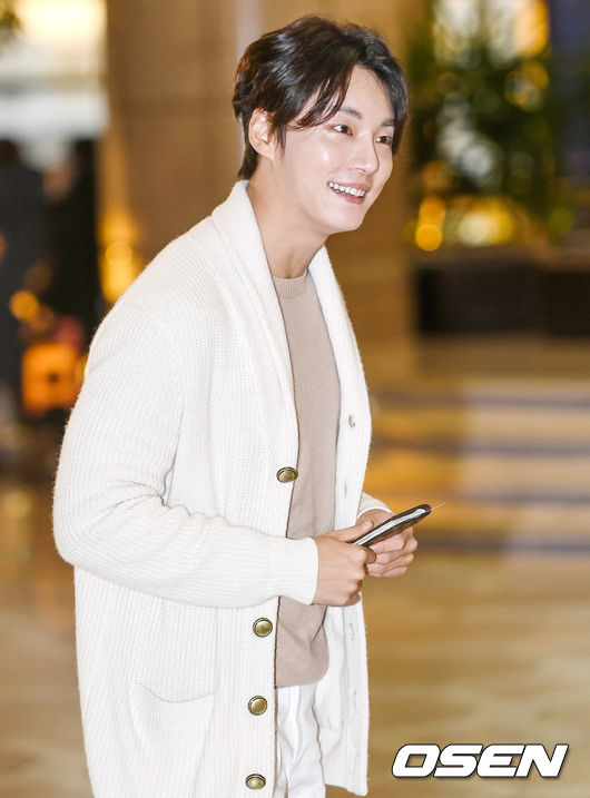 Actor Yoon Sik Yoon is leaving for Japan through Gimpo International Airport on the morning of the 29th.Yoon Shi-yoon is headed to the departure hall.