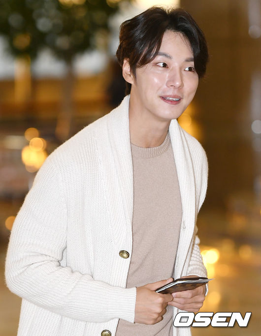Actor Yoon Sik Yoon is leaving for Japan through Gimpo International Airport on the morning of the 29th.Yoon Shi-yoon is headed to the departure hall.