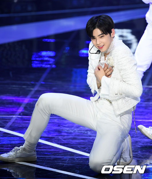 On the afternoon of the 29th, SBS MTV The Show live broadcast at the SBS Prism Tower Auditorium in Sangam-dong, Mapo-gu, Seoul, Astro Cha Jung Eun-woo is showing a spectacular stage.