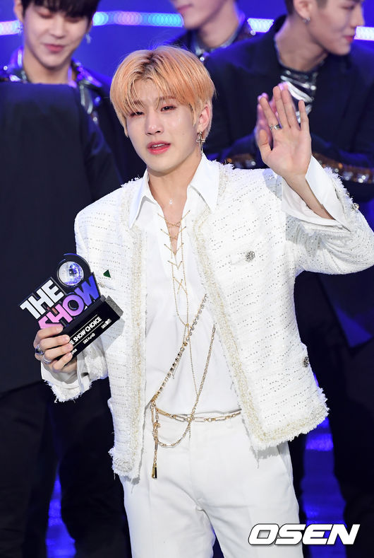 On the afternoon of the 29th, SBS MTV The Show live broadcast at the SBS Prism Tower Auditorium in Sangam-dong, Mapo-gu, Seoul, Astro Jinjin is tearing down with the first trophy of The Show.