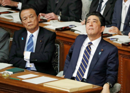 韓·日 관계 언급 안한 아베의 시정연설 아베 신조 일본 총리(오른쪽)가 28일 시정방침 연설을 위해 국회의사당에 출석해 허공을 응시하고 있다. 아베 총리는 연설에서 북한과의 국교 정상화 의지를 밝히면서도 한·일 관계에 대해선 아무런 언급을 하지 않았다. 왼쪽은 아소 다로 부총리 겸 재무상. 도쿄=AFP연합뉴스