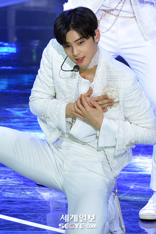 Group Astro Cha Jung Eun-woo is performing a heated performance at the on-site public release of cable channel SBS MTV The Show held at SBS Prism Tower public hall in Sangam-dong, Mapo-gu, Seoul on the afternoon of the 29th.